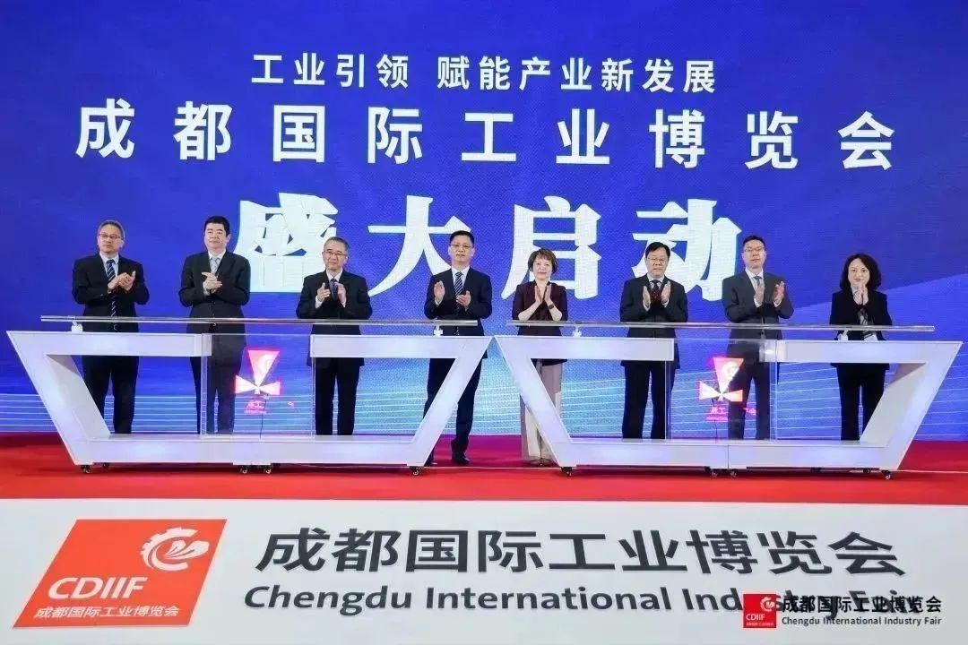 建圈強(qiáng)鏈：首個(gè)成渝工業(yè)大秀今日隆重開幕